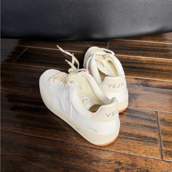 Veja V-12 Sneakers - Picture 2 of 6